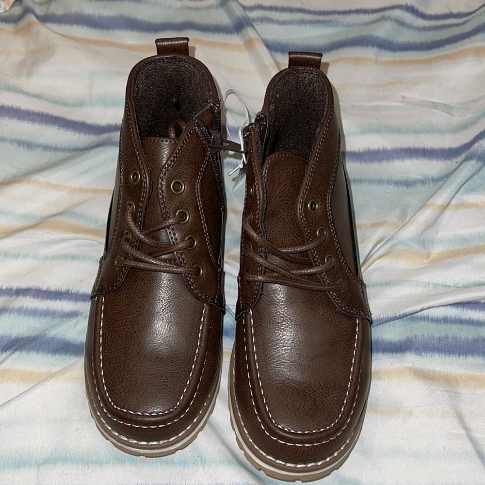 Chestnut brown NWT CHILDREN’S place boys boots size 2